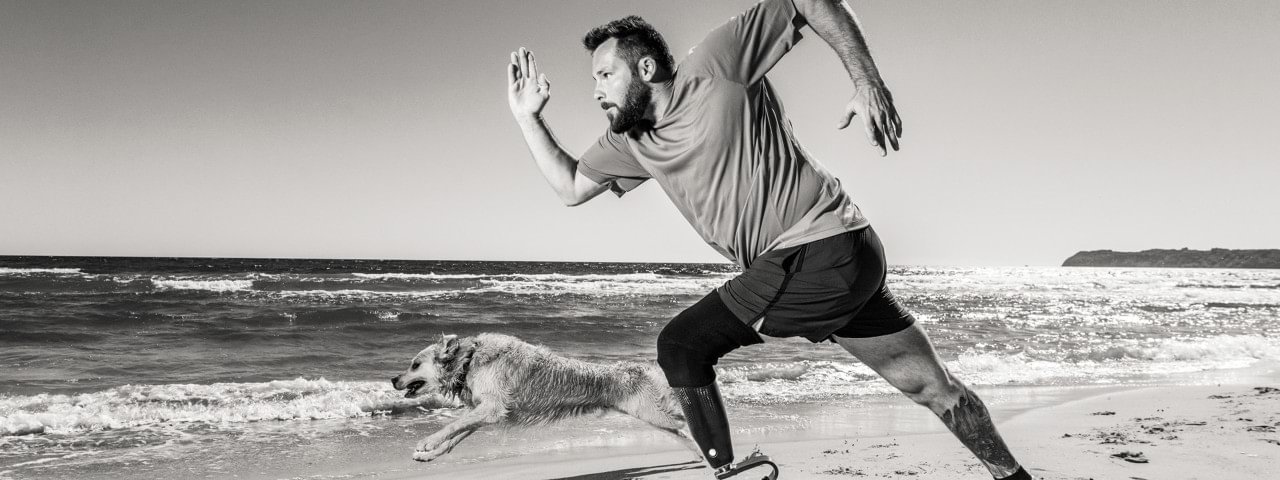 utilisateur challenger court sur la plage avec son chien