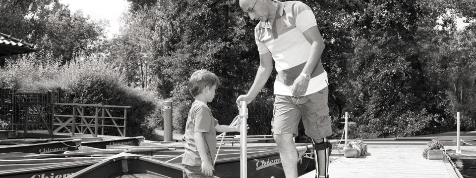 Un homme portant une orthèse monte dans une barque